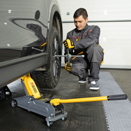 Домкрат гидравлический подкатной, 2 т, 135-385 мм, в пласт. кейсе Denzel цена