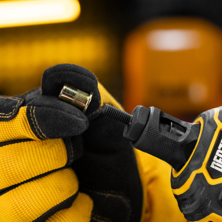 Заклепки резьбовые, стальные, оцинкованные, М6, пластиковый кейс, 70 шт. Denzel цена