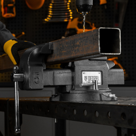 Тиски слесарные BVH-125, 125 мм, поворотные, стальная направляющая, с наковальней //Denzel