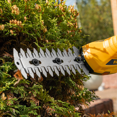 Ножницы-кусторез с телескопической штангой аккумуляторные G801E с акк. 7.2В Li-Ion 1.5 Ач Denzel цена